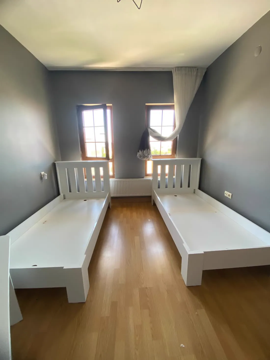 Beyaz ahşap çocuk karyolaları, kurulmuş halde